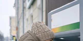 Na dan razvoda, bivši muž je iz sažaljenja dao svojoj ženi bankovnu karticu. Žena ju je uzela, ali gotovo dvije godine nije ni pokušala provjeriti stanje.