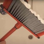 Mama je nanijela na metlu pjenu za brijanje i šokirala se: ‘Koliko je ovako lakše, čistim duplo brže, a leđa me više ne ubijaju!‘