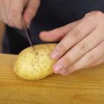 Obrok koji grije i kada je napolju debeli minus: Krompir sa hrskavom slaninicom i ukusnim kobasicama morate probati