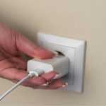 Zašto ne treba ostavljati punjač uključen u utičnicu kad telefon nije spojen