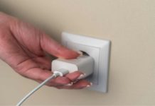 Zašto ne treba ostavljati punjač uključen u utičnicu kad telefon nije spojen