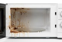 Očistila je prljavu i smrdljivu mikrovalnu pećnicu za 5 minuta: ‘Koristila sam jednu voćku, nisam čak ni ribala‘