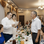 Kada je siromašan otac svojoj kćerki za vjenčanje poklonio običnu kovertu, bogata rodbina mladoženje počela se smijati takvom „velikodušnom“ poklonu. ☹️🤔