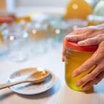 EVO ZAŠTO MED NIKAD NE TREBA UZIMATI DRVENOM KAŠIKOM: Kad čujete razlog PRIPAŠĆE VAM MUKA, sve vreme smo se TROVALI