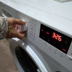 Priprema važnija od samog pranja: Kako oprati PERJANU JAKNU u mašini za veš, a da je ne uništite