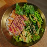 Nakon blagdanskih jela i kolača, zaželjeli smo se laganih salata. Ova od tune, avokada i hrskave riže je top