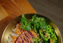 Nakon blagdanskih jela i kolača, zaželjeli smo se laganih salata. Ova od tune, avokada i hrskave riže je top