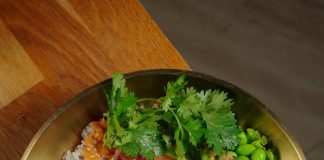 Nakon blagdanskih jela i kolača, zaželjeli smo se laganih salata. Ova od tune, avokada i hrskave riže je top