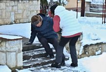 Na prvi pogled čudno, ali ovaj trik pomaže da se obuća ne kliza po snegu