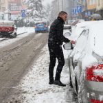 Zaboravite na struganje i smrzavanje: Ovo je 5 efikasnih trikova da za 5 minuta OČISTITE AUTO OD SNIJEGA i leda