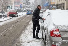 Zaboravite na struganje i smrzavanje: Ovo je 5 efikasnih trikova da za 5 minuta OČISTITE AUTO OD SNIJEGA i leda