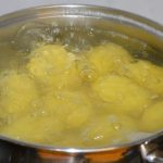 Da li još uvijek kuhate KROMPIR u slanoj vodi? Isprobajte ovu metodu i krompir će biti 10 puta ukusniji!