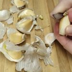 Ne bacajte ih, moćnije su nego što možete da zamislite: Kako se mogu iskorititi ljuske od belog luka?