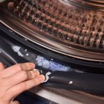 Nikad ne čistite gumu veš mašine limunom: Inženjer upozorava zašto je to pogrešno, ali i daje pravo rešenje