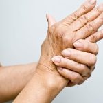 OBAVEZNO OBRATITE PAŽNJU: Ako vam trnu prsti, to može da znači nekoliko stvari, a ovo je uzrok