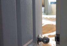 Da li i vi zatvarate vrata spavaće sobe noću dok spavate? Evo zašto je to važno!