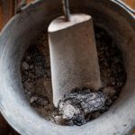 Ne bacajte pepeo iz peći: Samo stavite šaku u kut kuće i riješite problem koji sve izluđuje zimi