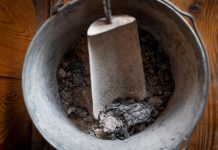 Ne bacajte pepeo iz peći: Samo stavite šaku u kut kuće i riješite problem koji sve izluđuje zimi