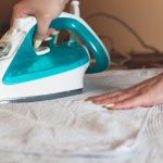 Za 5 minuta i 0% ribanja nestaće sve fleke: Trik za čišćenje dušeka uz pomoć vruće pegle (VIDEO)