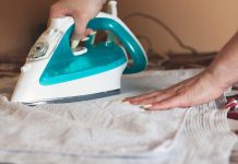 Za 5 minuta i 0% ribanja nestaće sve fleke: Trik za čišćenje dušeka uz pomoć vruće pegle (VIDEO)