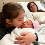 „Sada više ne moram da budem sama sa njima“, prošaputala je moja petogodišnja ćerka držeći novorođenu sestru — ta jedna rečenica razotkrila je istinu o mom braku