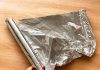 Mat ili sjajna? Znate li kojom stranom aluminijske folije treba umotati meso prilikom pečenja? Razlika je ogromna!