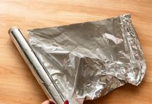 Mat ili sjajna? Znate li kojom stranom aluminijske folije treba umotati meso prilikom pečenja? Razlika je ogromna!