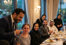 Zaručnik me je ismevao na arapskom pred svojom porodicom — a ja sam osam godina učila da me potcene