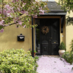 Ovaj predmet uvek držite ispred ulaznih vrata, nikako u kući! Kažu da čuva ukućane od zla i nemaštine