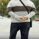 Hodanje s rukama iza leđa može izgledati kao ležeran gest, ali prema psihologiji, otkriva mnogo više nego što mislite..