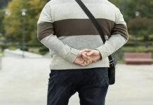 Hodanje s rukama iza leđa može izgledati kao ležeran gest, ali prema psihologiji, otkriva mnogo više nego što mislite..