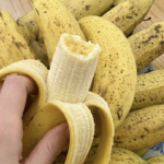 Ako imate više od 50 godina, jedenje jedne banane dnevno može uzrokovati…