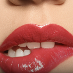 Kada žena grize usnu dok vas gleda, to znači da je…