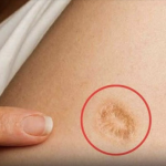 Dobili smo ga kad smo bili djeca; niko nije pitao, niko nije objašnjavao. Danas malo ko zna istinu iza ovog znaka koji toliko mnogo nas ima