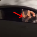 JEZIVO! Pogledajte šta dostavljač sa slike radi sa hranom trenutak pre isporuke