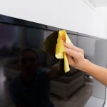 Uobičajena greška u čišćenju može uništiti vaš televizor: Ovo svi koristimo, a nismo ni svesni opasnosti