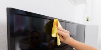 Uobičajena greška u čišćenju može uništiti vaš televizor: Ovo svi koristimo, a nismo ni svesni opasnosti