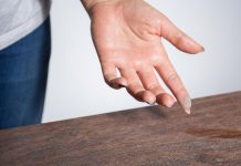 Da ovaj mali kućanski predmet rješava prašinu i zagorene lonce? Bacate ih bezveze, a ove trik malo tko zna