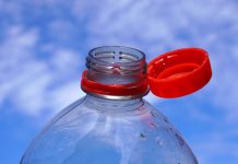 “A JA BESNA ŠTO MI ČEP UDARA U NOS” Sve vreme pogrešno otvarate NOVE FLAŠE, kad vidite ovaj GENIJALNI TRIK, oduševićete se (VIDEO)