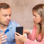 Muškarci koji varaju imaju jednu zajedničku naviku – a većina žena je ne primjećuje