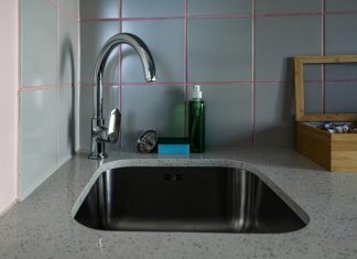 7 navika zbog kojih vam se sudopera stalno zapušava: Majstor će biti razočaran i neće više zadovoljno trpljati rukama