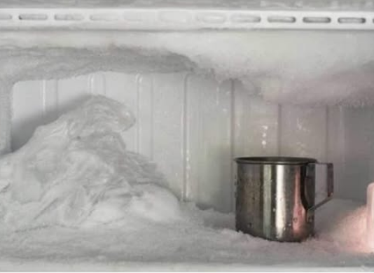 AKO VAM SE LED NAKUPLJA U ZAMRZIVAČU, SAMO UBACITE OVU NAMIRNICU: Nestaće kao rukom odnešen