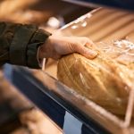 Instinktivno uzimamo ovaj hleb: I nemamo pojma da je to NAJGORI MOGUĆI IZBOR U MARKETU