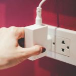 Ovih 7 uređaja nikako ne ostavljajte uključenim tokom noći: Većina ljudi greše, a rizik je ogroman