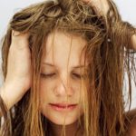 Zašto Nikada Ne Biste Trebali Spavati s Mokrom Kosom: 5 Zdravstvenih Razloga Prema Stručnjacima