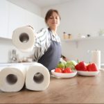 Ljudi masovno ubacuju list ubrusa u zamrzivač: Neverovatno je zašto to rade!