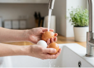 Perete li jaja prije nego ih stavite u hladnjak? Postoji razlog zašto je bolje to ne činiti.