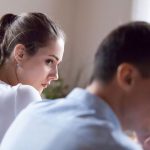 Psiholog otkrio znakove da vas partner vara: Ako ovo radi sa kolenima, znajte da vas je već izdao