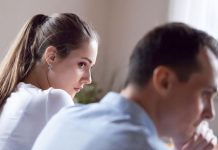 Psiholog otkrio znakove da vas partner vara: Ako ovo radi sa kolenima, znajte da vas je već izdao