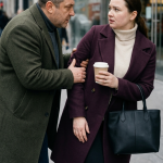 „Znam da me mrziš, ali sutra, nakon ceremonije u matičnom uredu, ni pod kojim okolnostima nemoj ulaziti u automobil. Molim te, vjeruj mi.“